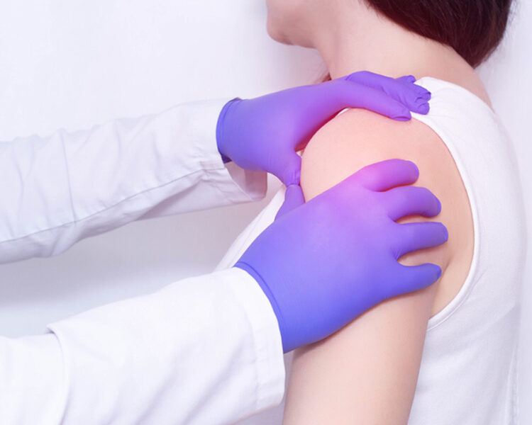 Médico examinando paciente - bursite