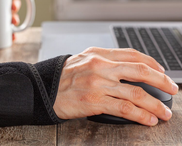 imagem mostra mão proteção de punho - tendinite