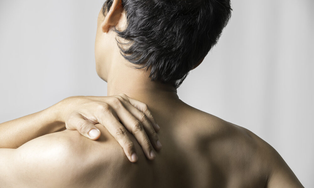 Homem com a mão no ombro - tratamento para dor no ombro