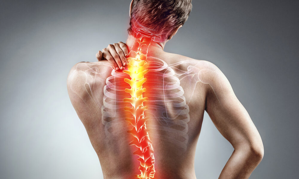 Ilustração Mulher com a mão nas costas - tratamento para dor nas costas